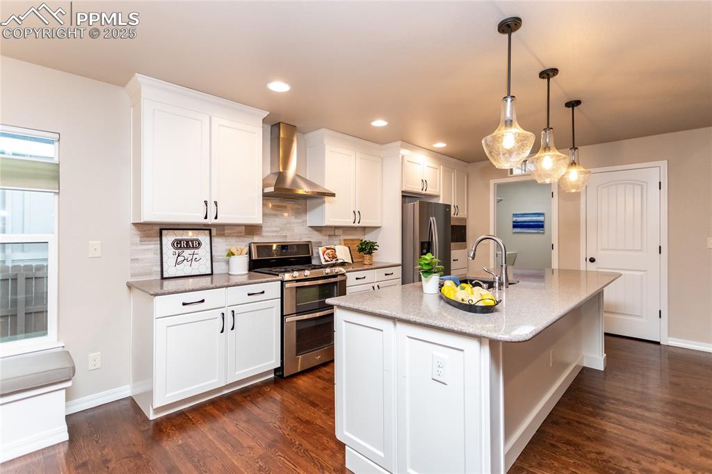Image 10 of 50: Kitchen