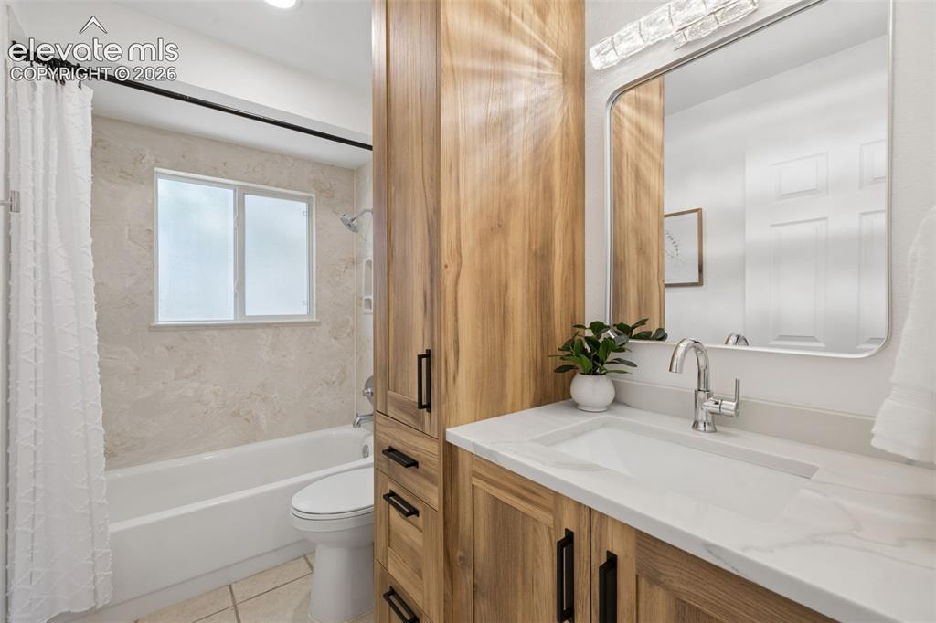 Image 16 of 42: Bathroom