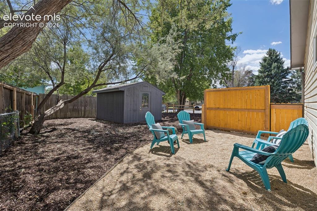 Image 31 of 42: Large side/rear yard area