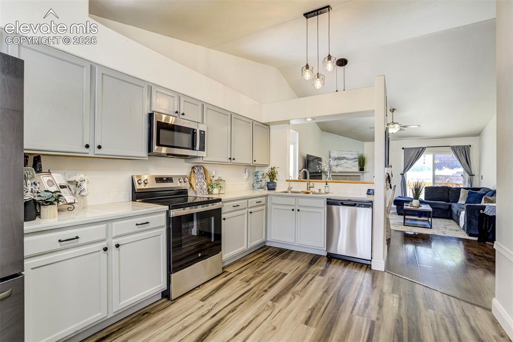 Image 14 of 44: Kitchen