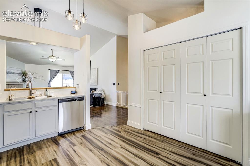 Image 15 of 44: Kitchen