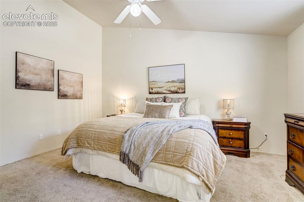 Image 18 of 44: Bedroom