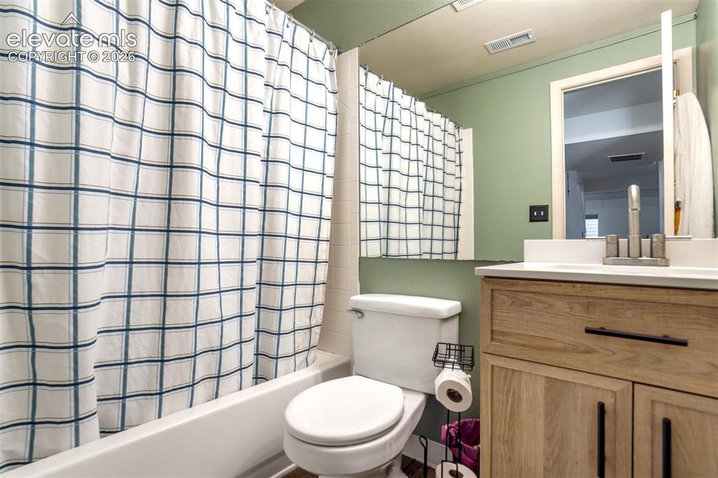 Image 39 of 44: Bathroom