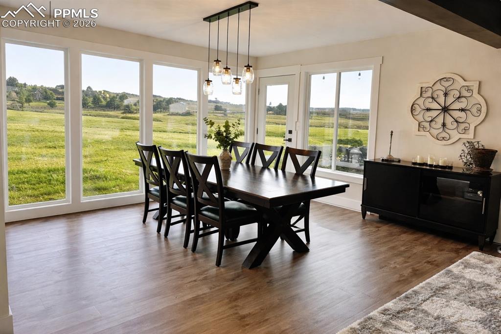 Image 10 of 40: Dining Area