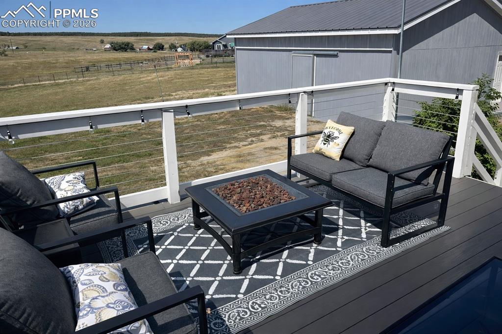 Image 11 of 40: Deck