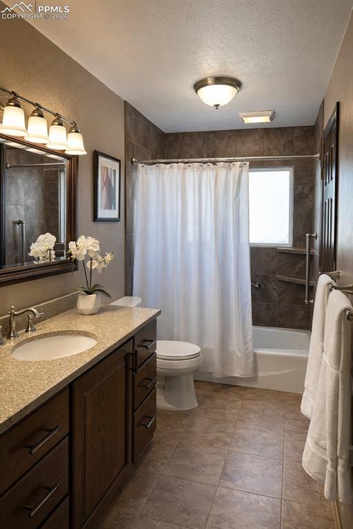 Image 16 of 40: Bathroom