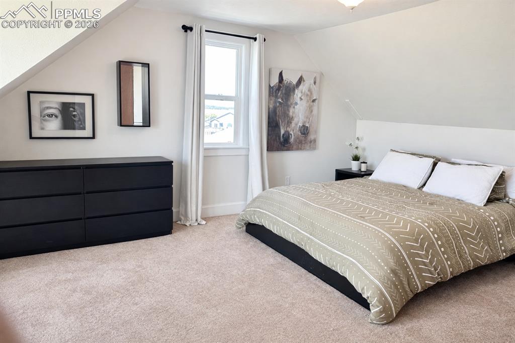 Image 18 of 40: Bedroom