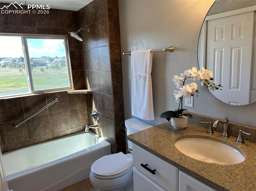 Image 19 of 40: Bathroom