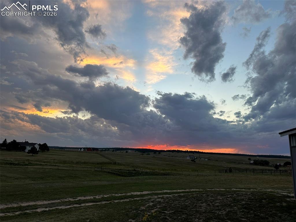 Image 28 of 40: Yard