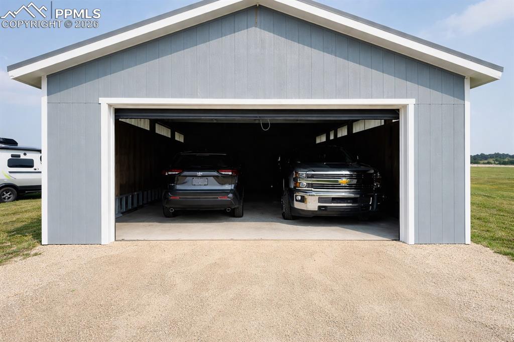 Image 4 of 40: Garage