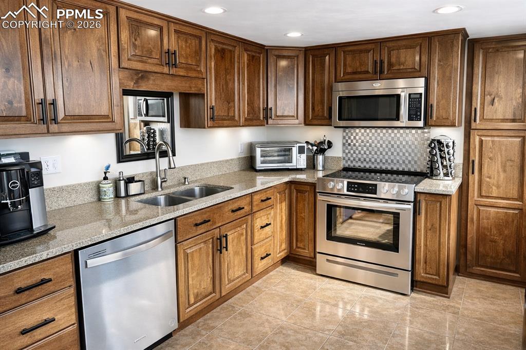 Image 8 of 40: Kitchen