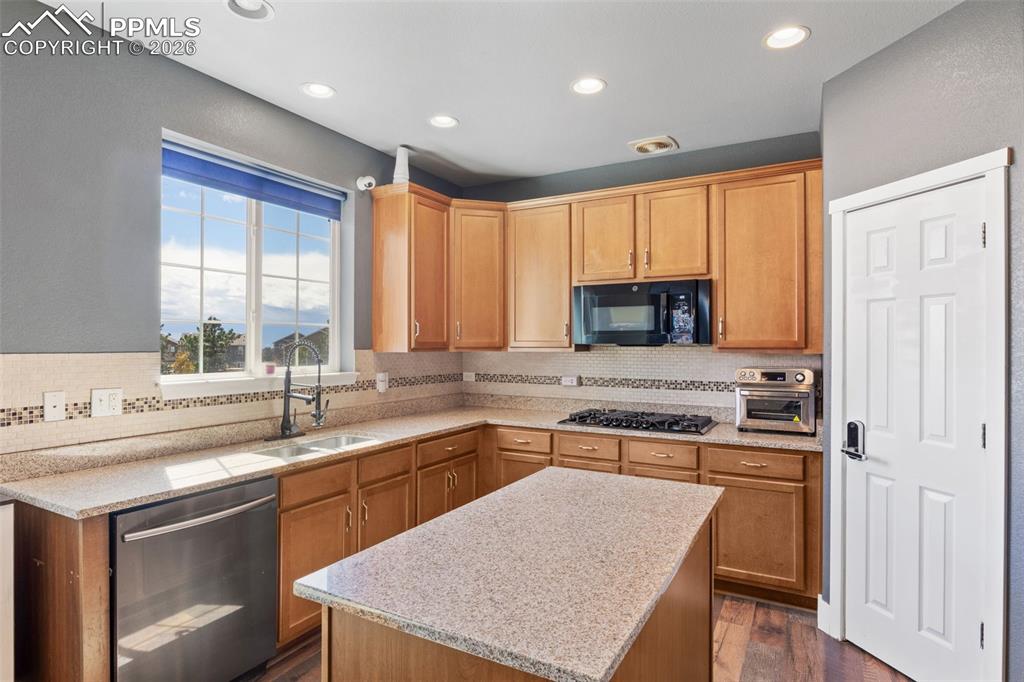 Image 14 of 36: Kitchen