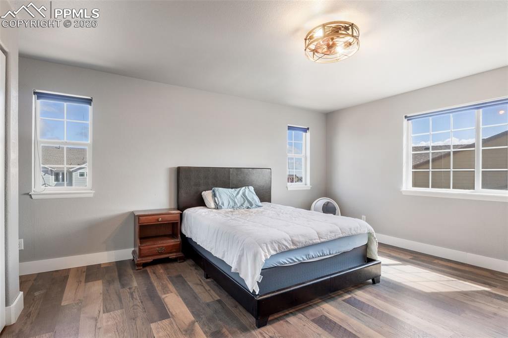 Image 19 of 36: Bedroom