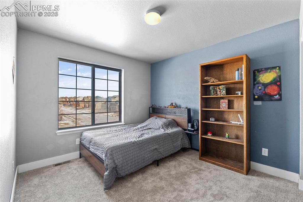 Image 25 of 36: Bedroom