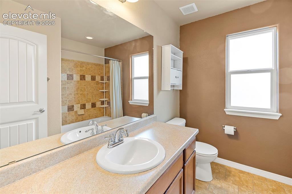 Image 11 of 40: Bathroom