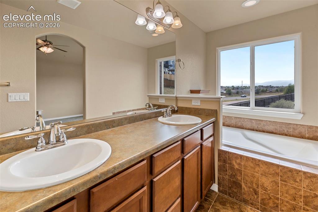 Image 16 of 40: Bathroom