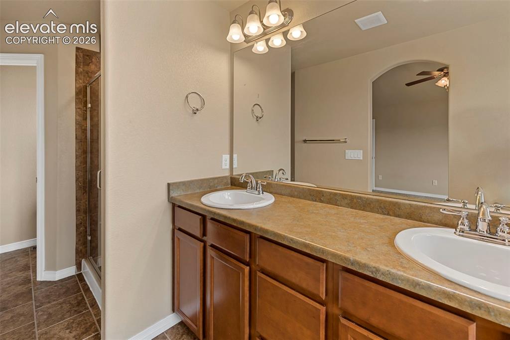 Image 17 of 40: Bathroom
