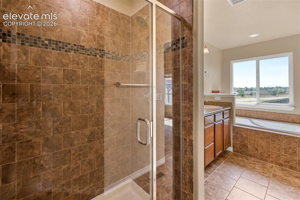 Image 19 of 40: Bathroom