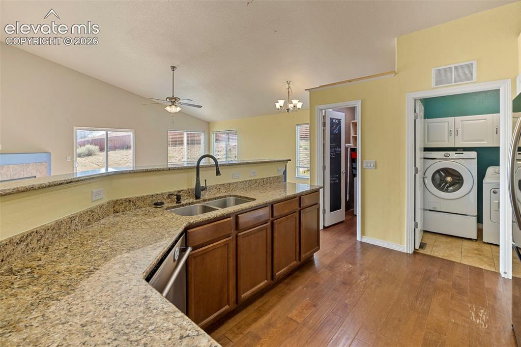 Image 5 of 40: Kitchen