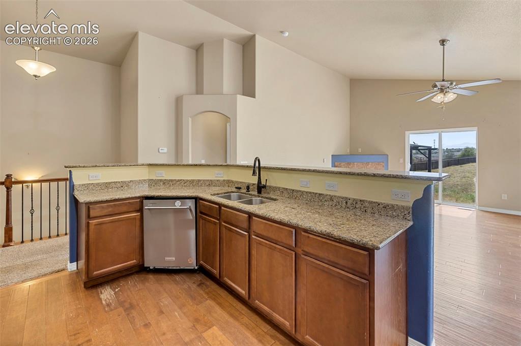 Image 6 of 40: Kitchen