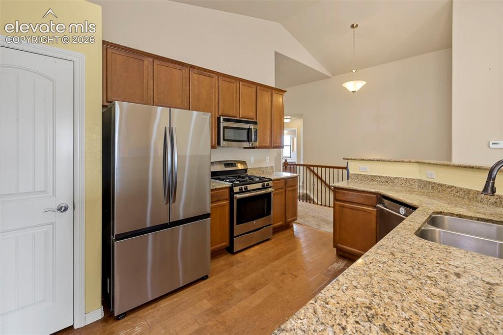 Image 7 of 40: Kitchen