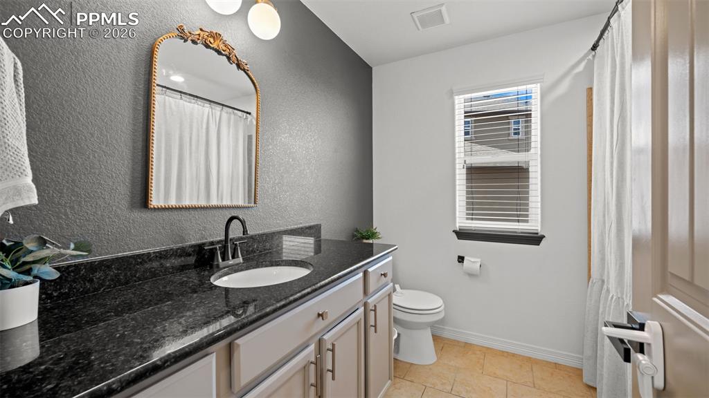 Image 20 of 40: Bathroom