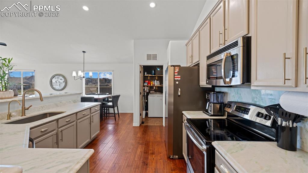 Image 9 of 40: Kitchen