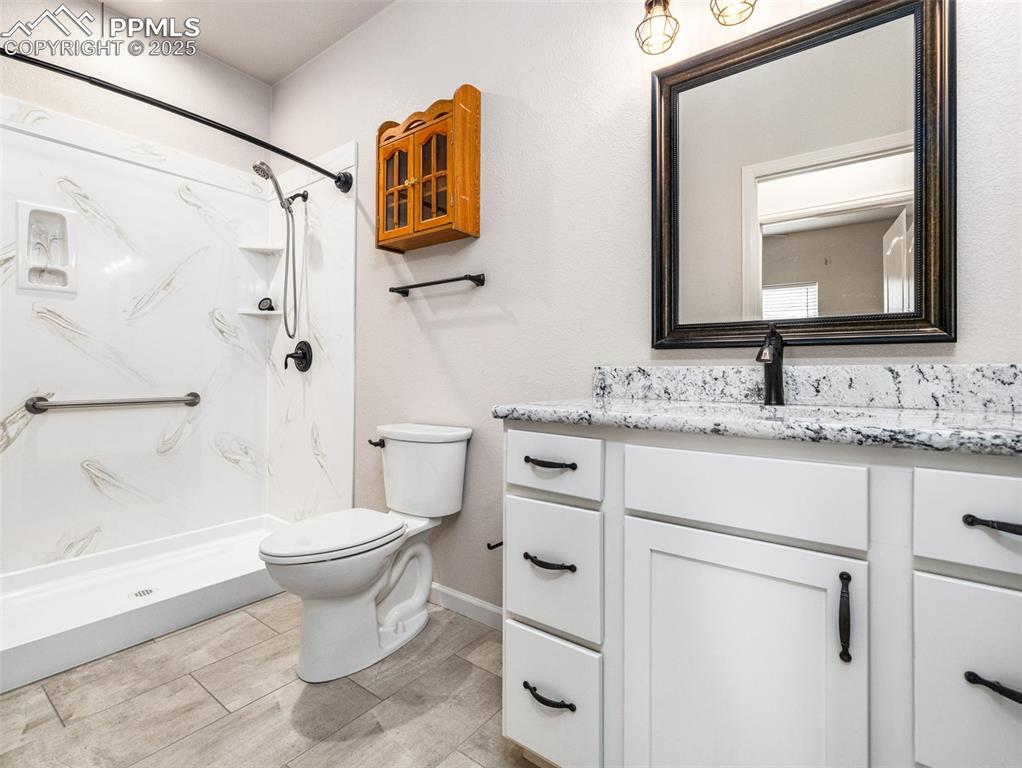 Image 10 of 25: Guest Bathroom