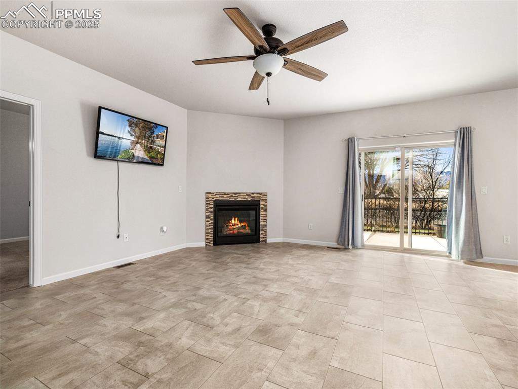 Image 14 of 25: Living Room