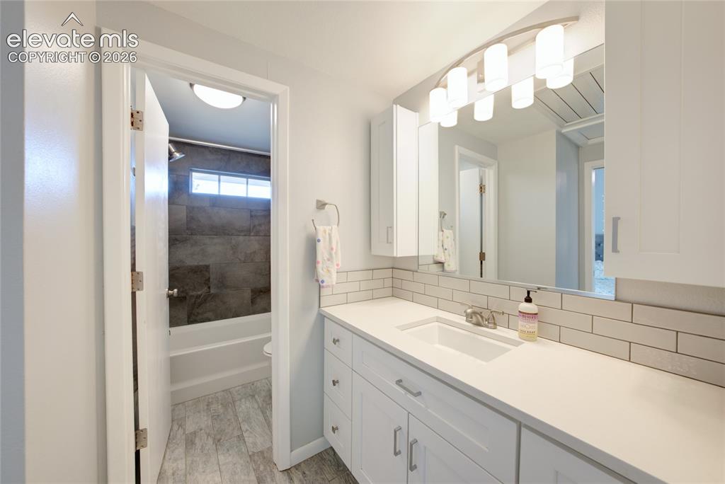 Image 12 of 19: Bathroom