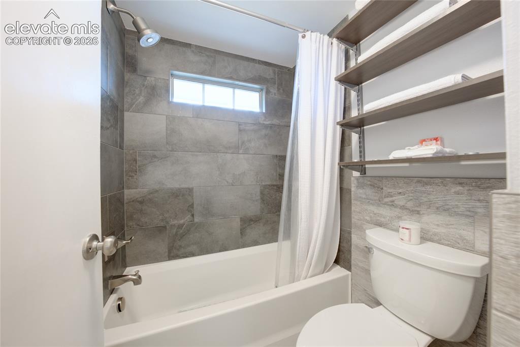 Image 13 of 19: Bathroom