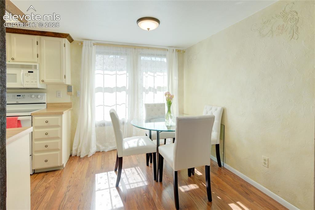Image 7 of 19: Dining Area