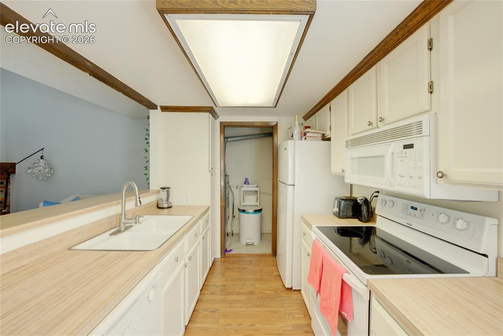 Image 8 of 19: Kitchen