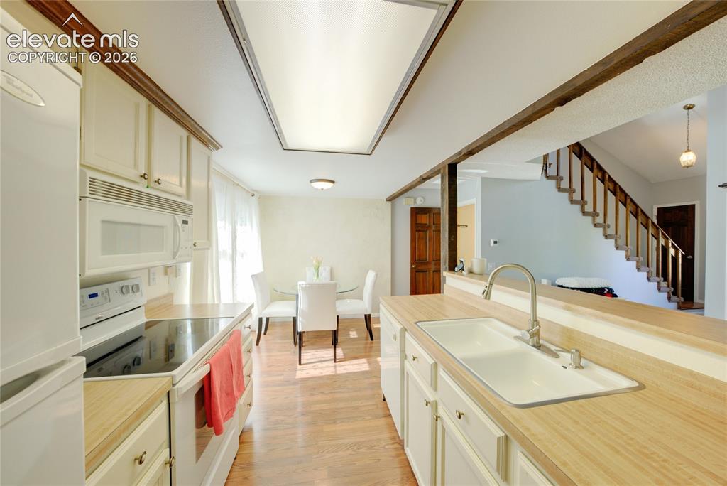 Image 9 of 19: Kitchen