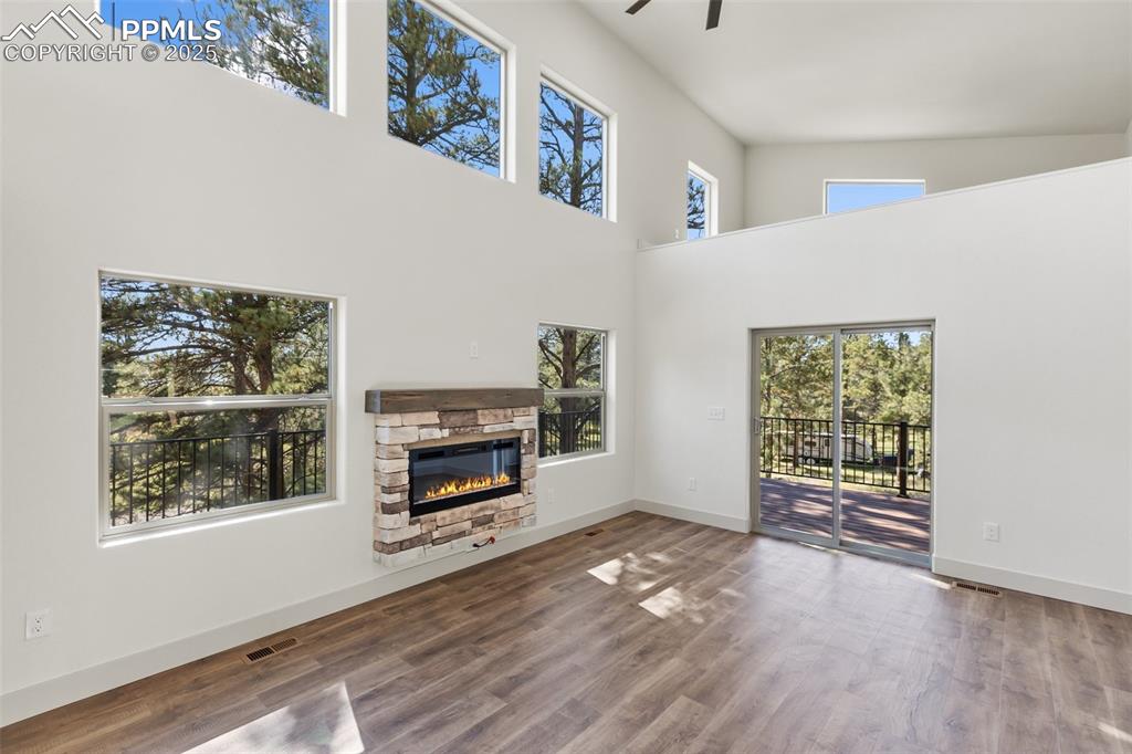 Image 16 of 48: Great Room