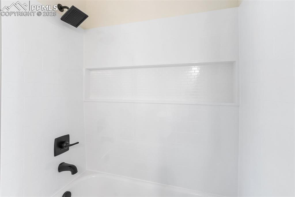 Image 23 of 48: Bathroom