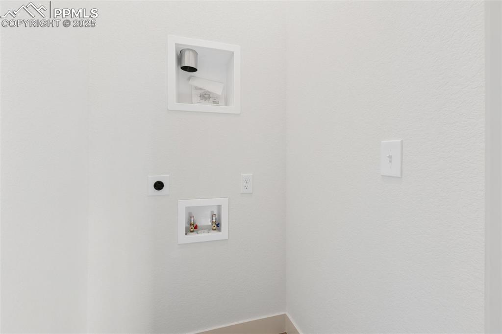 Image 24 of 48: Laundry