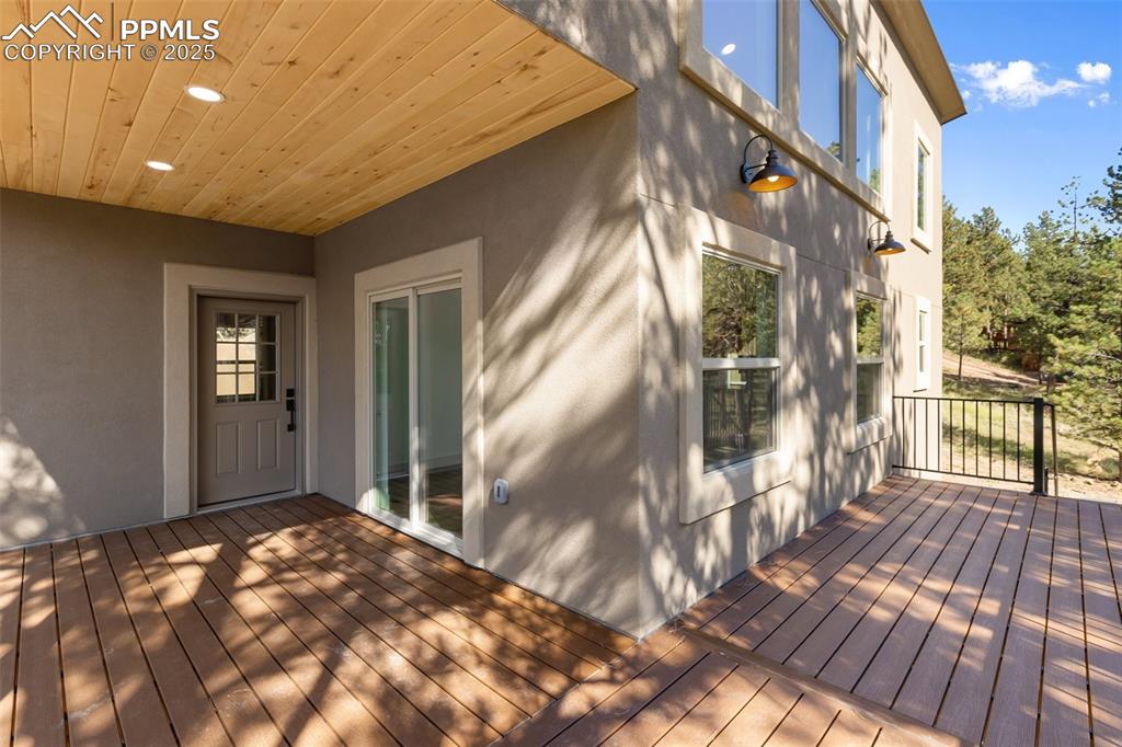 Image 33 of 48: Deck