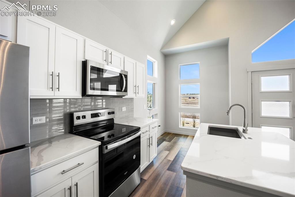 Image 11 of 29: Kitchen