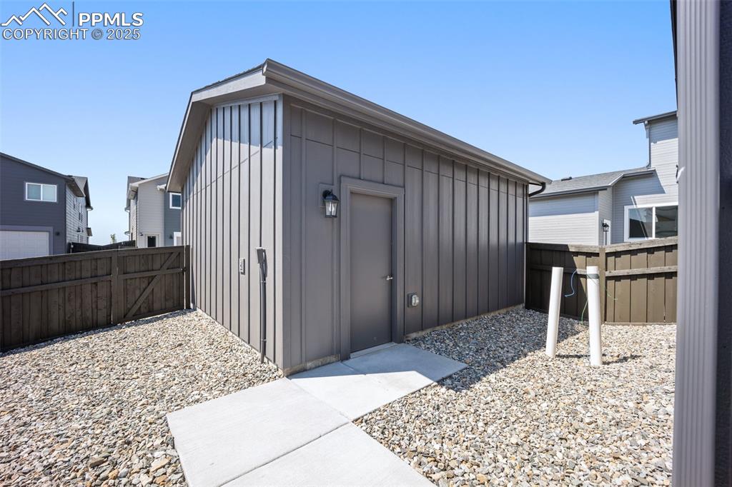 Image 20 of 29: Garage