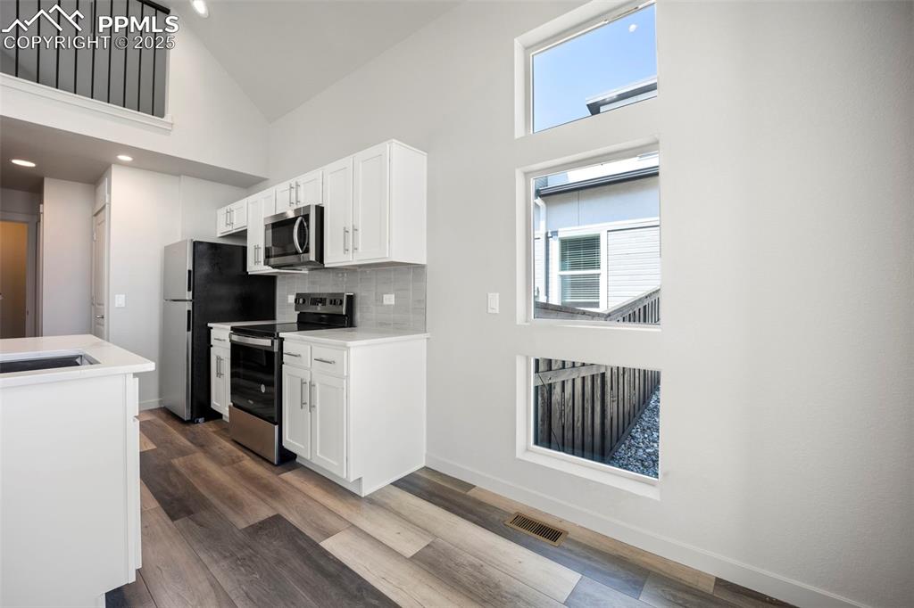 Image 8 of 29: Kitchen