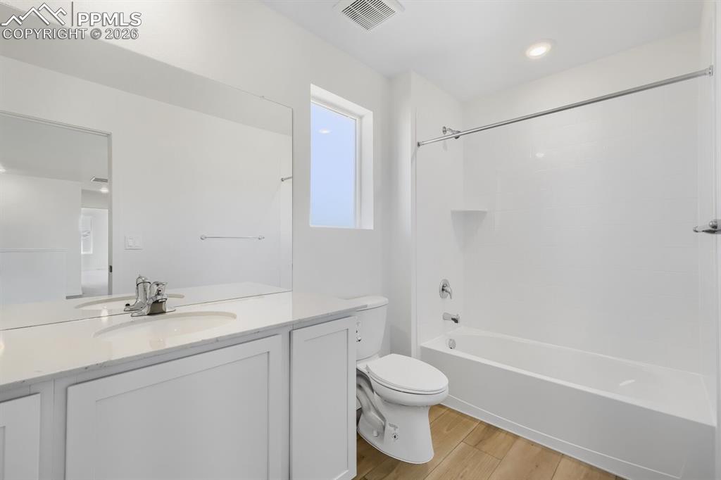 Image 10 of 13: Bathroom