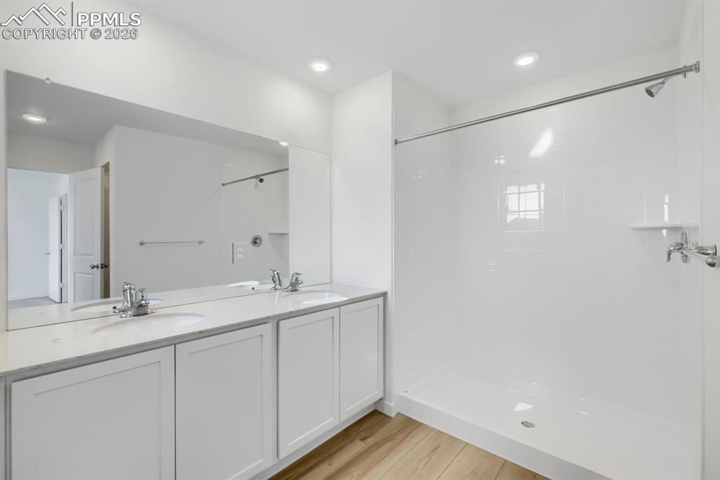 Image 7 of 13: Bathroom