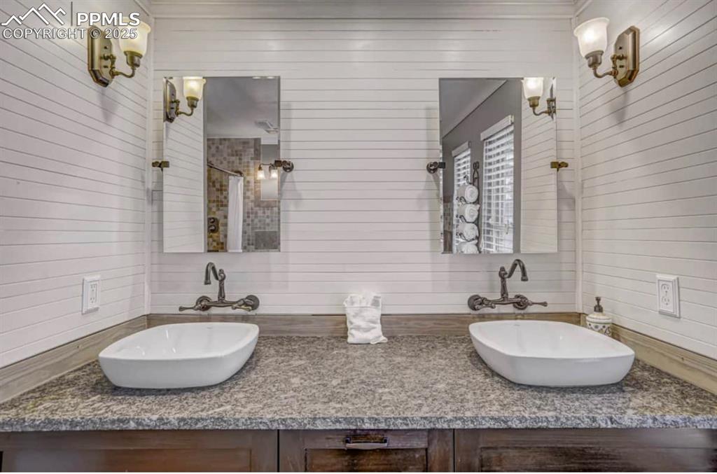 Image 25 of 48: Bathroom