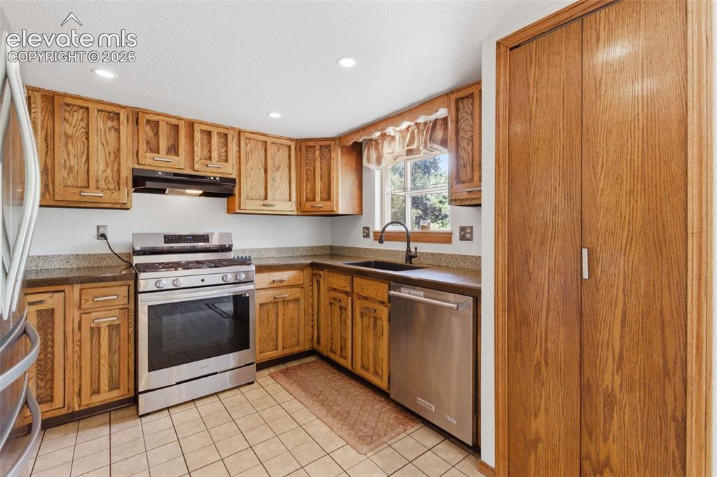 Image 11 of 43: Dining Room