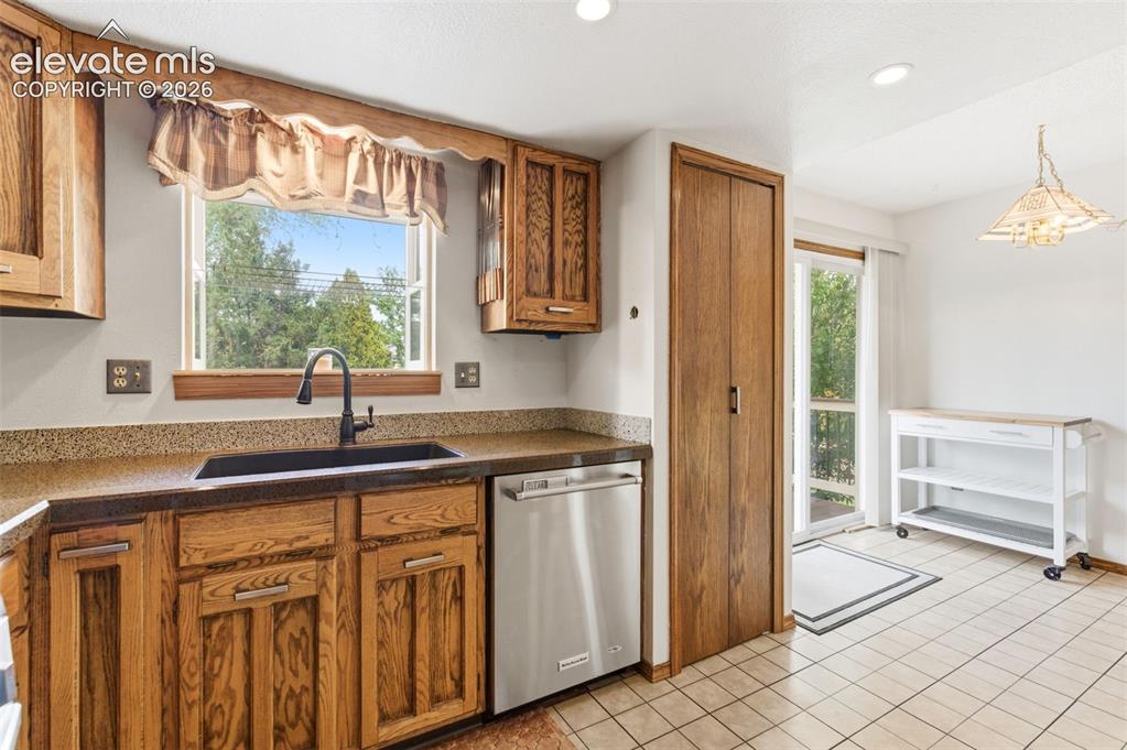 Image 14 of 43: Kitchen