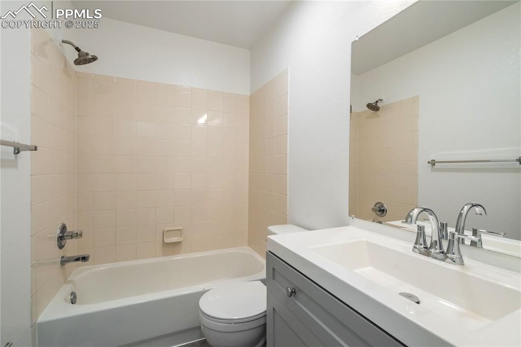 Image 15 of 18: Bathroom