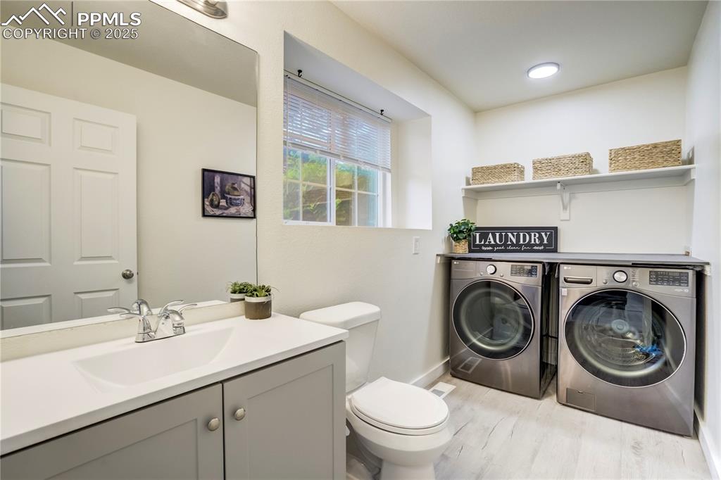 Image 16 of 18: Bathroom