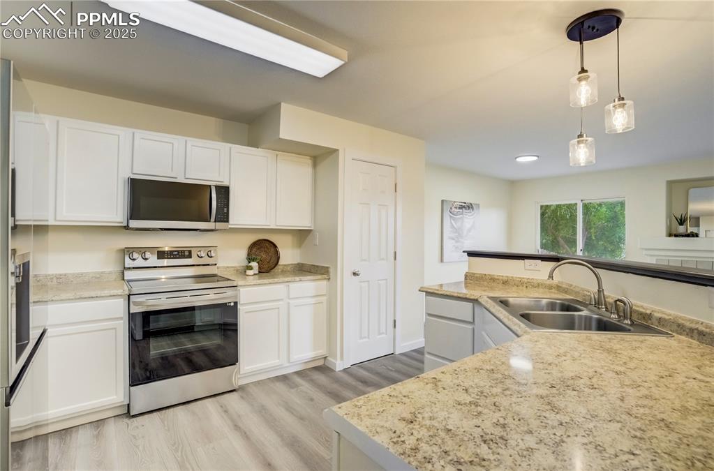Image 3 of 18: Kitchen