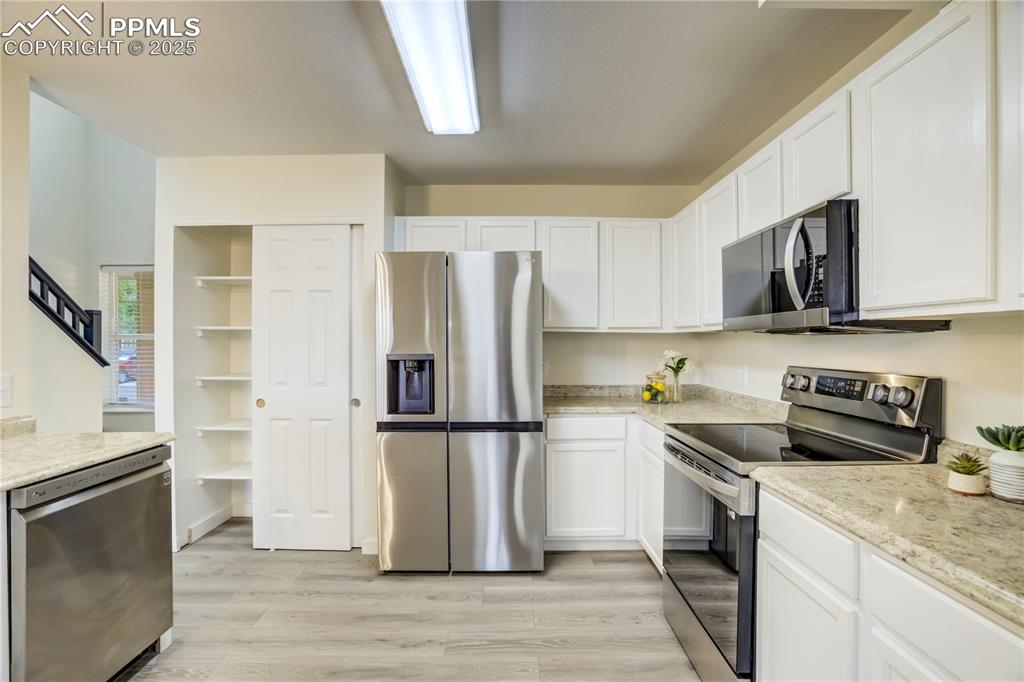 Image 4 of 18: Kitchen